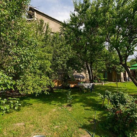 Guest House On Maksimova 9 Almaty Exterior photo